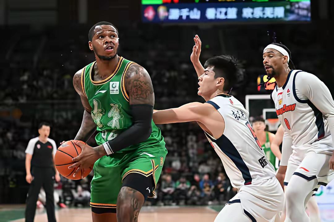 辽宁82-75新疆！赛后传来3个好消息，杨鸣或开除一人，争冠有戏